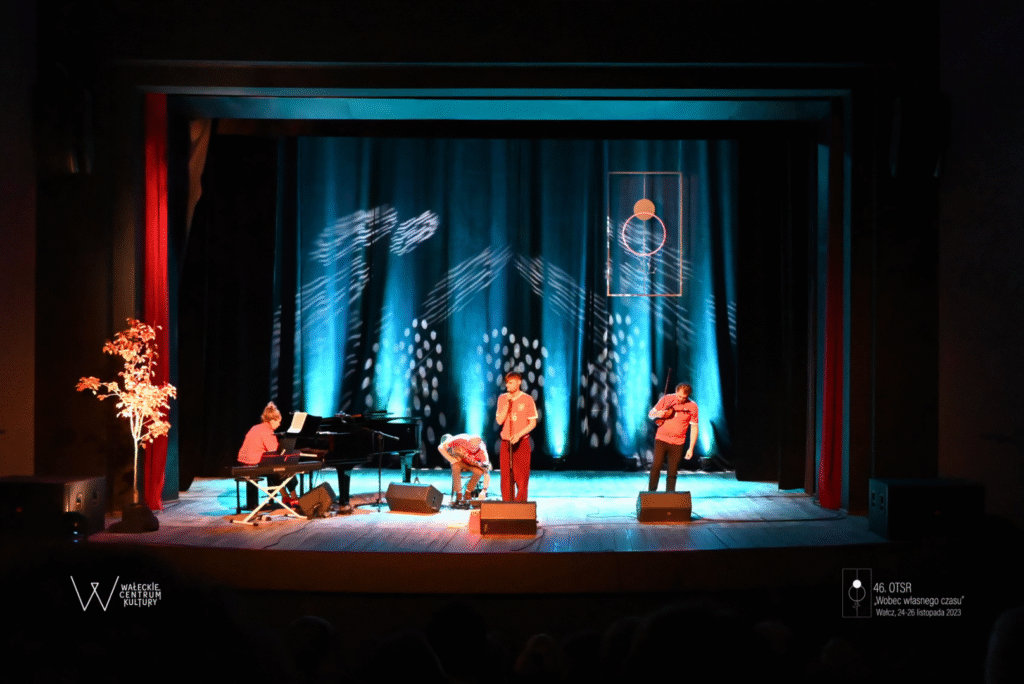 koncert Osiecka po męsku, Marcin Januszkiewicz, Agnieszka Osiecka, koncert na żywo, Wałeckie Centrum Kultury, piosenka z tekstem, kultura na żywo, polska muzyka, emocje w muzyce, interpretacje Osieckiej, muzyka z duszą, blog muzyczny, introwetryk, piosenki z tekstem, sztuka i emocje