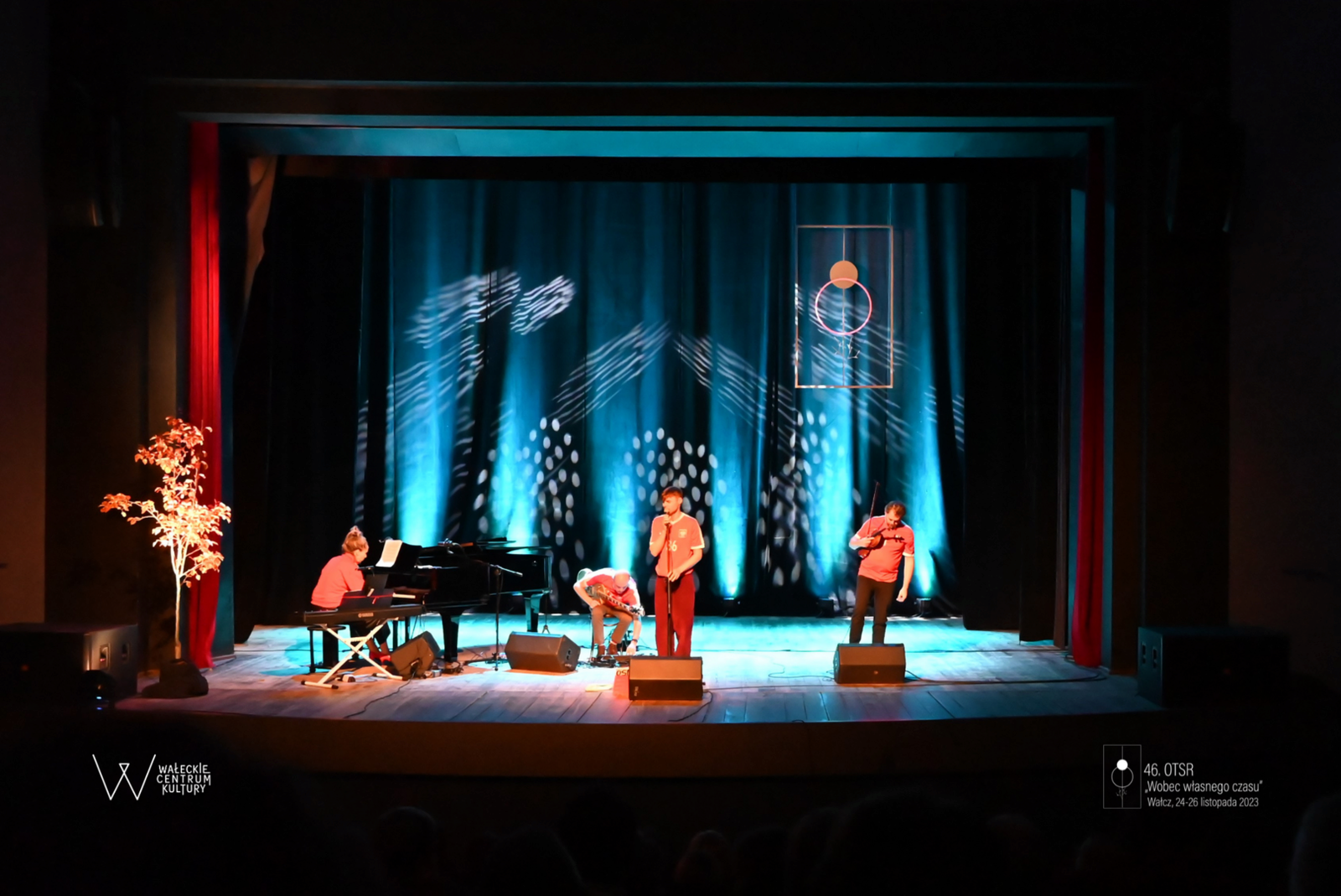 koncert Osiecka po męsku, Marcin Januszkiewicz, Agnieszka Osiecka, koncert na żywo, Wałeckie Centrum Kultury, piosenka z tekstem, kultura na żywo, polska muzyka, emocje w muzyce, interpretacje Osieckiej, muzyka z duszą, blog muzyczny, introwetryk, piosenki z tekstem, sztuka i emocje