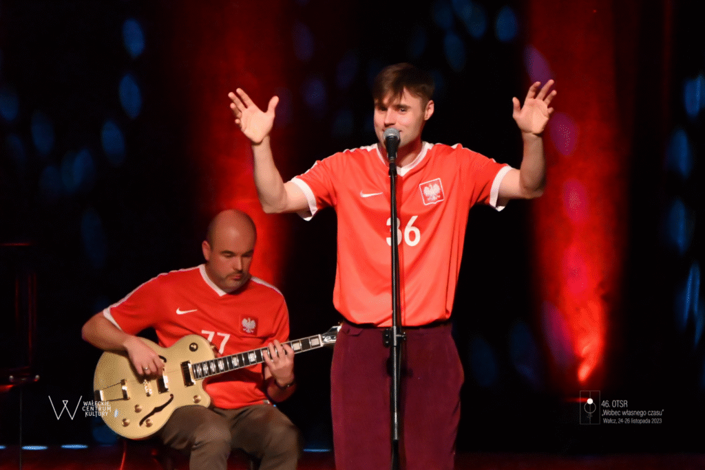 "Koncert Osiecka po męsku" w wykonaniu Marcina Januszkiewicza to więcej niż muzyka — to spotkanie z emocją, słowem i żywym człowiekiem. Przeczytaj, dlaczego nie da się tego przeżyć online, nawet na najlepszej playliście.
