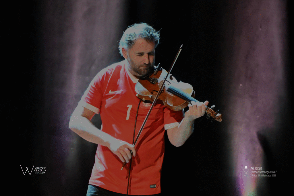 koncert Osiecka po męsku, Marcin Januszkiewicz, Agnieszka Osiecka, koncert na żywo, Wałeckie Centrum Kultury, piosenka z tekstem, kultura na żywo, polska muzyka, emocje w muzyce, interpretacje Osieckiej, muzyka z duszą, blog muzyczny, introwetryk, piosenki z tekstem, sztuka i emocje